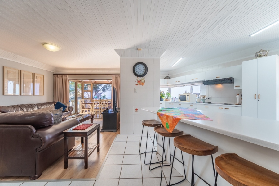 7 Bedroom Property for Sale in Wavecrest Eastern Cape